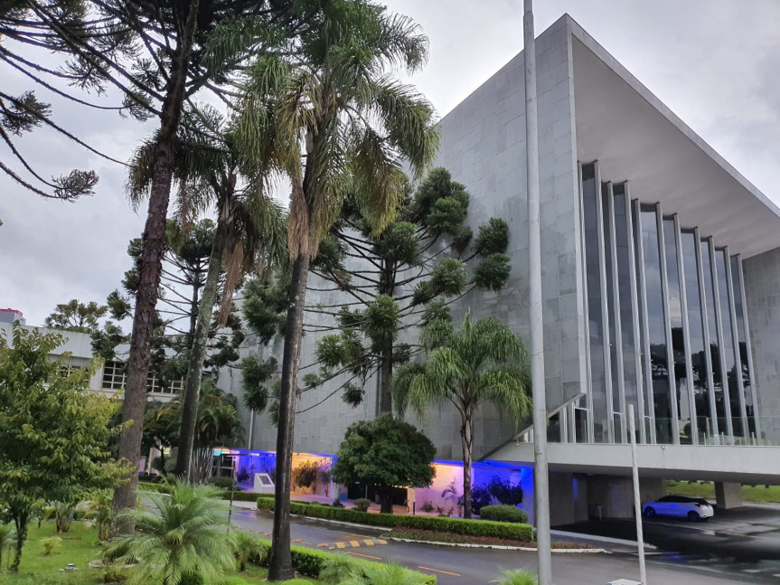 A Assembleia Legislativa do Paraná está iluminada com as cores da bandeira da Ucrânia em apoio ao povo ucraniano.