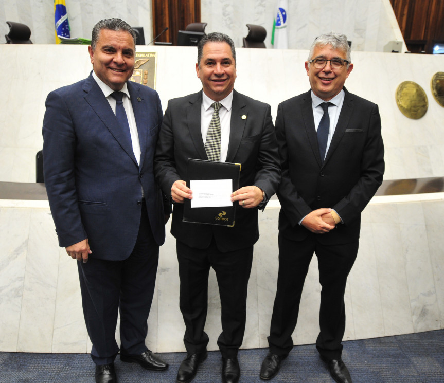 Presidente do Tribunal de Justiça, desembargado Xisto Pereira,  entrega aos deputados um selo comemorativo alusivo aos 128 anos do TJPR.