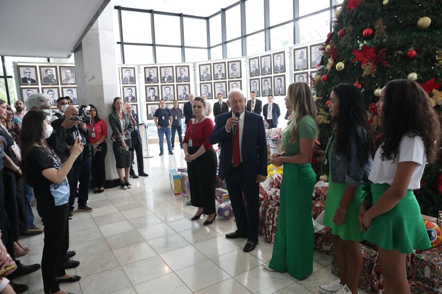 Dia D da Campanha de Natal da Assembleia tem grande volume de doações, solidariedade e música.