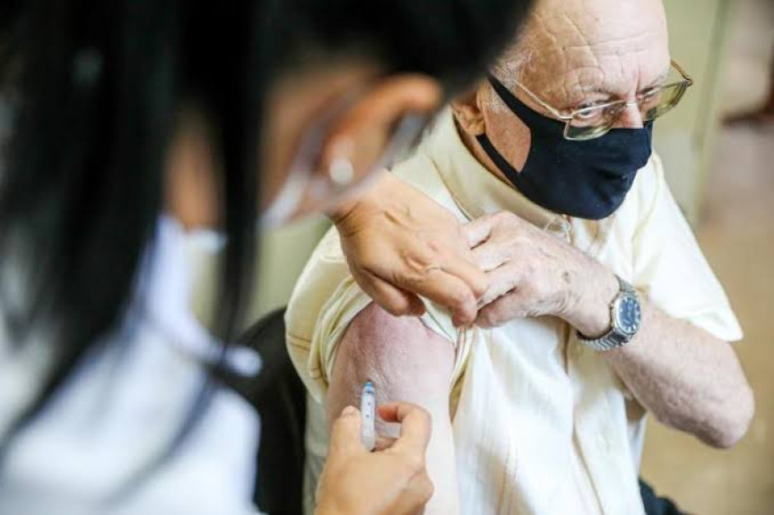 A vacina influenza de alta dosagem é quadrivalente e protege contra quatro cepas do vírus da gripe, sendo duas de influenza A e duas de influenza B.