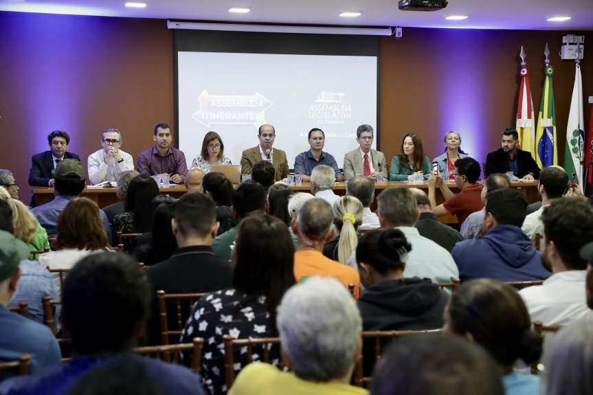 O encontro reuniu gestores municipais de resíduos sólidos urbanos, especialistas e pesquisadores da cadeia da reciclagem, representantes das cooperativas e associações de catadores, do Ministério Público Estadual e do governo do Paraná.