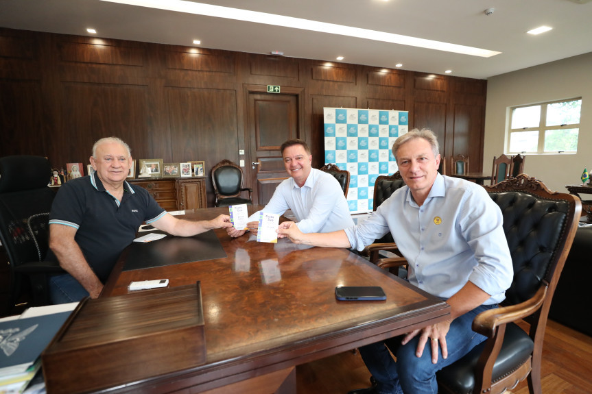 O presidente da Assembleia Legislativa do Paraná, deputado Ademar Traiano (PSD), também recebeu o prefeito de Colombo, Helder Lazarotto, e o vice-prefeito Professor Alcione.