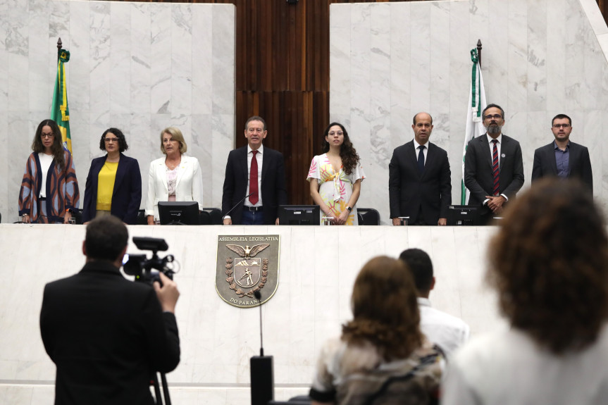 Solenidade ocorreu na noite desta segunda-feira (1º), no Plenário da Assembleia Legislativa do Paraná.