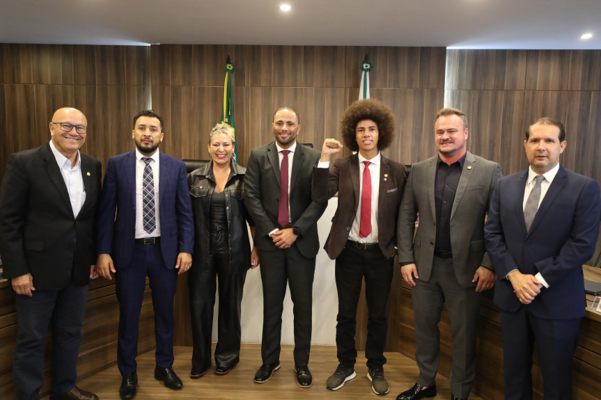 (Esq. p/ dir.) Os deputados Luiz Claudio Romanelli (PSD), Soldado Adriano José (PP), Cloara Pinheiro (PSD), Do Carmo (União), o presidente Renato Freitas (PT), Alisson Wandscheer (PROS) e o 1º vice-presidente da Casa, Marcel Micheletto (PL), que instalou oficialmente a nova comissão.