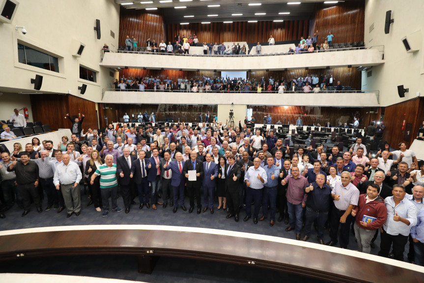 Audiência pública debateu os efeitos da fusão de municípios no Paraná. Parlamentares e representantes dos municípios aprovaram a Carta do Paraná, que reage às propostas federais que preveem extinção de cidades com até cinco mil habitantes