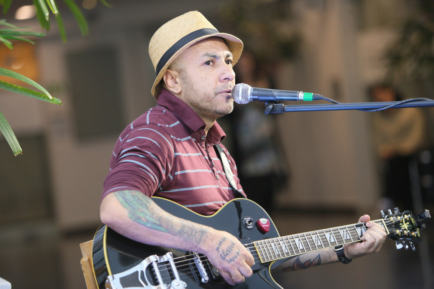 Ciro executou, com voz e guitarra, canções de artistas como Cazuza, Frejat e Leoni.