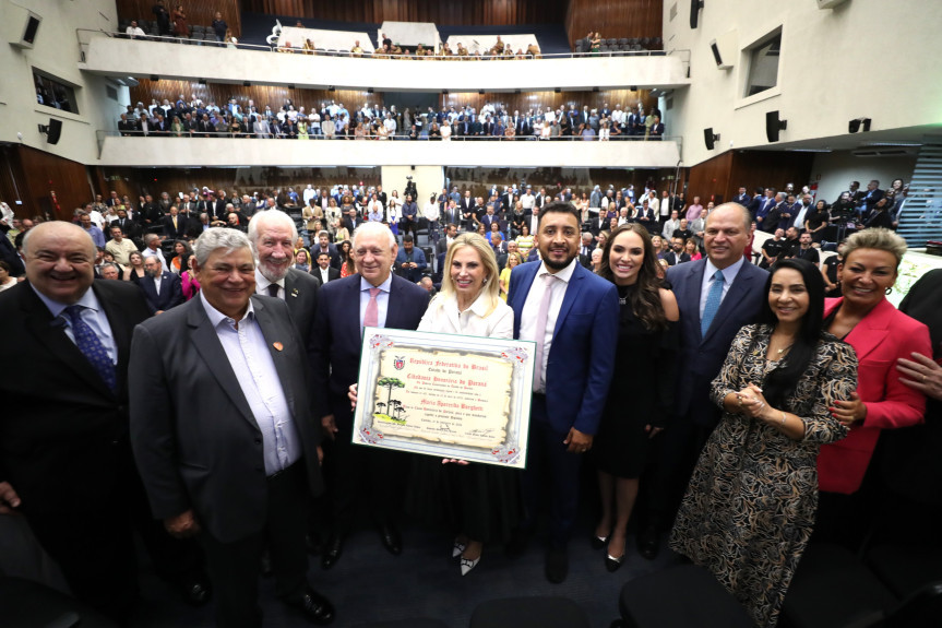 Solenidade realizada na noite desta terça-feira (27) lotou o Plenário da Assembleia Legislativa do Paraná.
