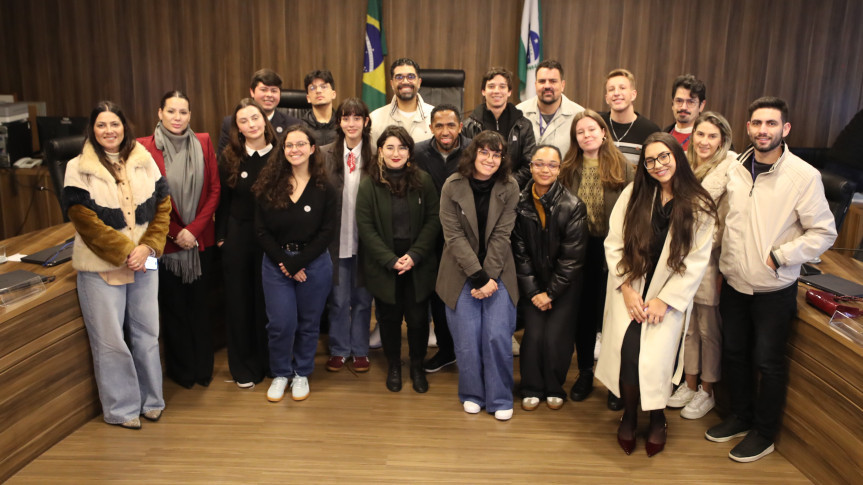 Os estudantes participaram de rodas de conversa com profissionais que atuam no Legislativo e na imprensa.