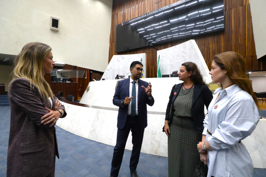 As fundadoras do grupo, Maria Francisca Accioly, Gisele Petrus e Laura Neves, foram recebidas pelo diretor da Escola do Legislativo, Jeulliano Pedroso.