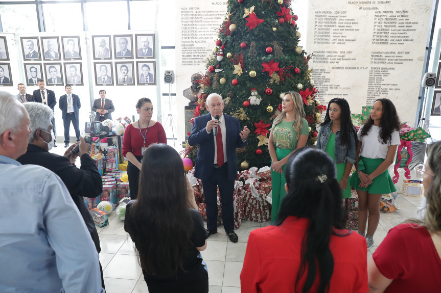 Dia D da Campanha de Natal da Assembleia tem grande volume de doações, solidariedade e música.