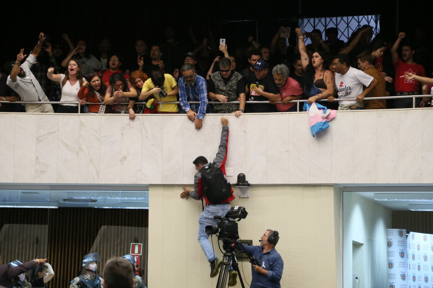 Após arrombar grade, servidores em greve invadem a Assembleia, quebram portas e grades, ocupam galerias, invadem o plenário e impedem votação de projetos da ordem do dia.