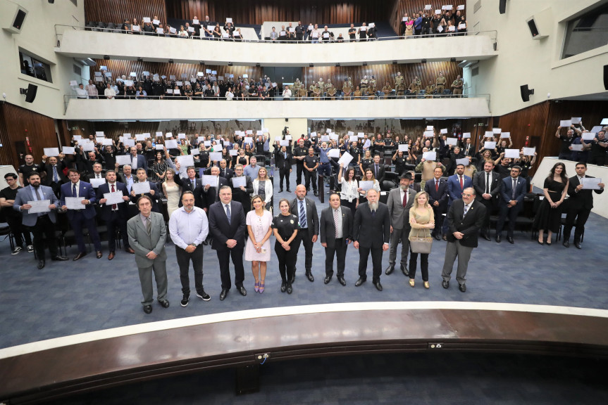 Solenidade lotou o Plenário da Assembleia Legislativa na noite desta quarta-feira (27).