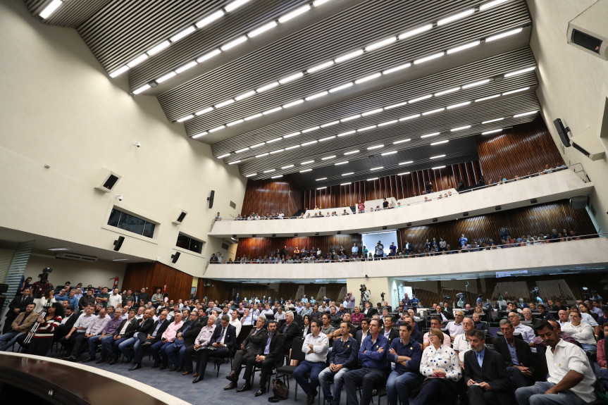 Audiência pública reuniu deputados, prefeitos e vereadores que reagiram contrários às propostas que tramitam no Senado Federal e que prevê a extinção de municípios com até 5 mil habitantes.