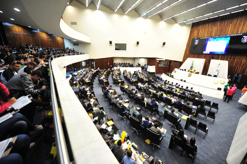 Todos os anos, mais de 700 estudantes ocupam o plenário da Assembleia para um aulão preparatório para o Enem.