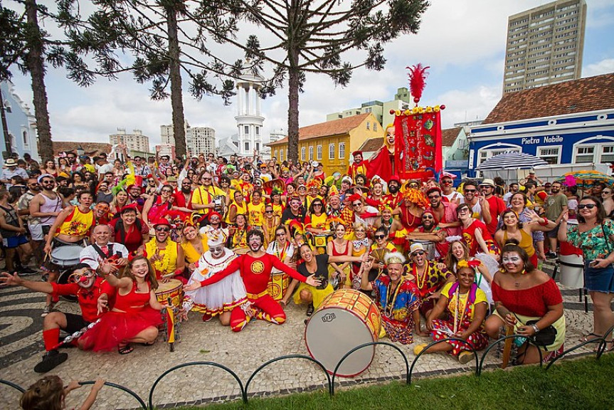 O bloco de pré-carnaval Garibaldis e Sacis colocou a capital paranaense para dançar os mais variados ritmos, das marchinhas e sambas aos maracatus, cocos e cirandas.
