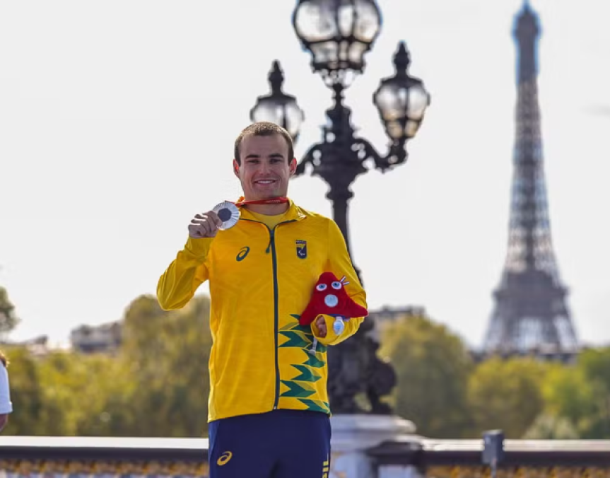Ronan Cordeiro com sua medalha conquista na Paralimpíada de Paris 2024.