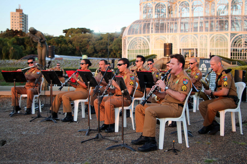 Banda da Polícia Militar realizou um live direto do Jardim Botânico, em Curitiba, em homenagem ao Dia das Mães.