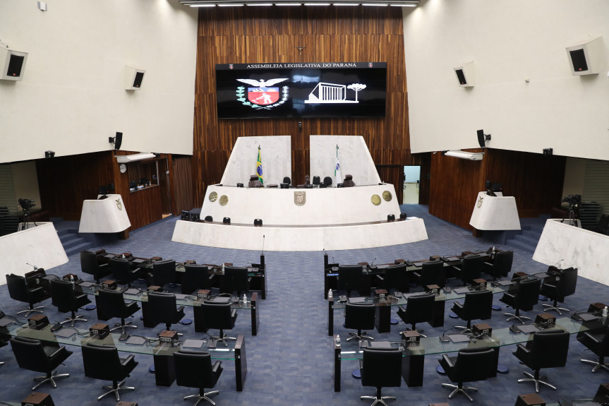 Os 54 deputados estaduais, representantes dos 11 milhões de paranaenses no processo de elaboração do orçamento, são os responsáveis por analisar o projeto e apresentar contribuições através das chamadas emendas parlamentares.
