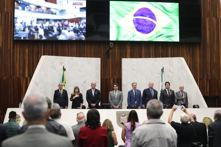 Solenidade ocorreu na noite desta quarta-feira (29), no Plenário da Assembleia Legislativa do Paraná.