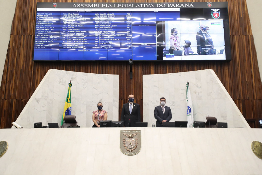 Sessão plenária da Assembleia Legislativa do Paraná foi marcada por homenagens ao deputado Schiavinato.
