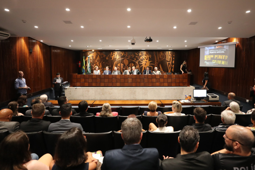 Solenidade ocorreu na noite desta segunda-feira (4), no Plenarinho da Assembleia Legislativa do Paraná.