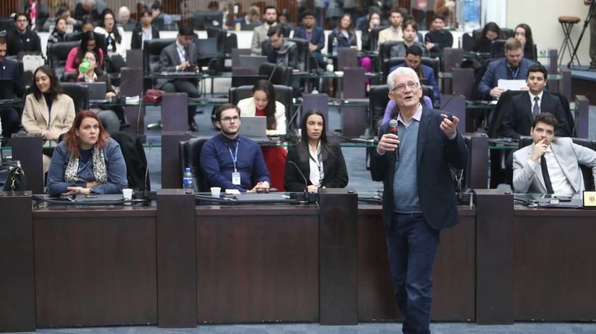 O secretário da Fazenda (SEFA), Norberto Ortigara, falou na manhã desta quarta-feira (23) com os participantes do Parlamento Universitário 2025.