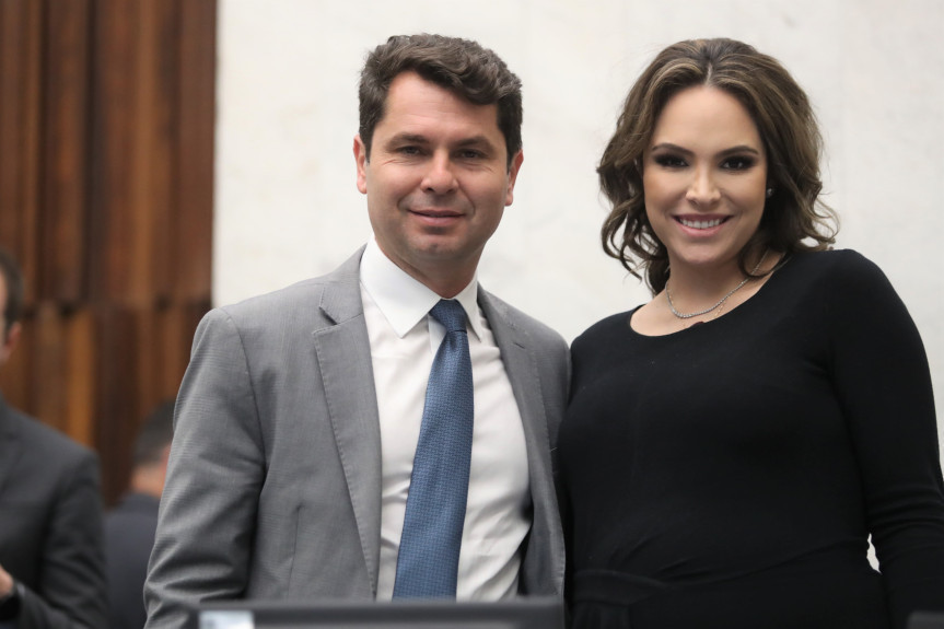 Os deputados estaduais Maria Victoria (PP) e Alexandre Curi (PSD) assinam o ofício.