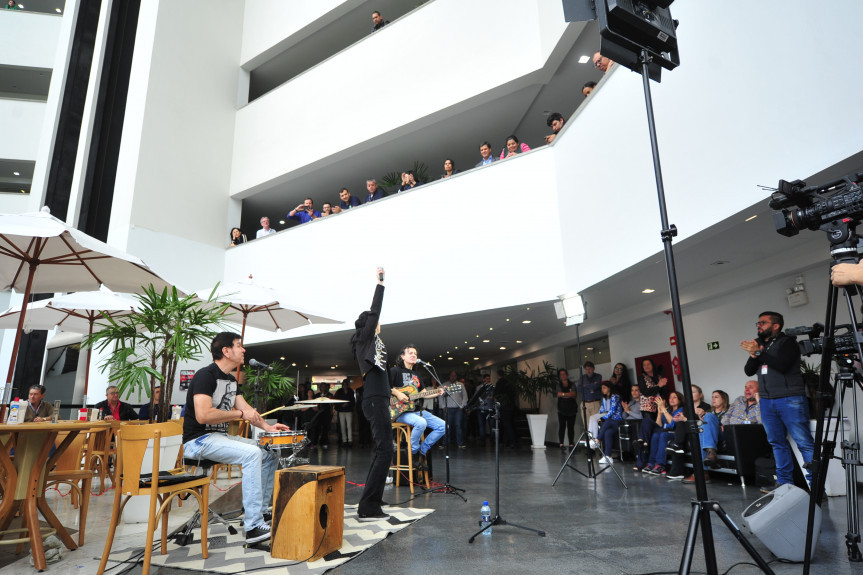 A vocalista Sibele Kispergher, acompanhada do baterista Pato Romero e do guitarrista Beto Rodriguez, do Blindagem, mostrou repertório só com clássicos em mais uma edição do Comunicação & Arte na Assembleia.