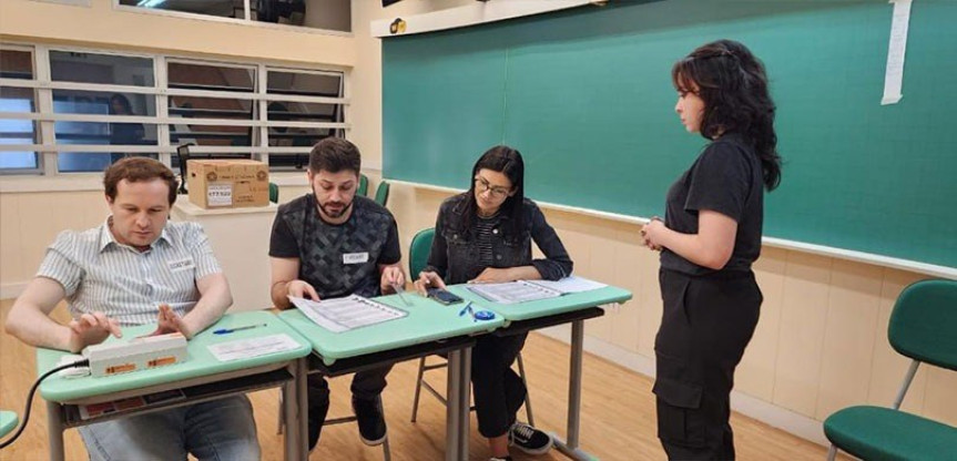 Mesários são cidadãos, convocados ou voluntários, que trabalham na mesa receptora de votos ou de justificativa eleitoral, quando da realização de uma eleição.