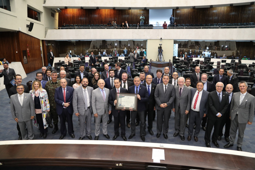 Desembargador Carlos Eduardo Thompson Flores recebe o título de Cidadão Honorário do Paraná.