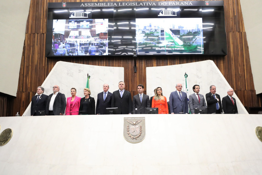Solenidade ocorreu na noite desta segunda-feira (16), no Plenário da Assembleia Legislativa do Paraná.