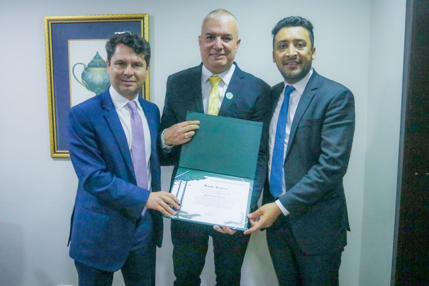 A proposição do reconhecimento foi feita pelos deputados Soldado Adriano José e Alexandre Curi.