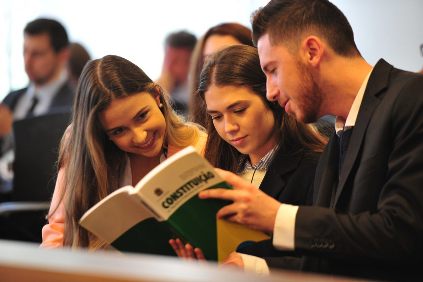 Do ensino médio até a formação acadêmica, estudantes encontram apoio para conhecer melhor sobre política, cidadania, democracia e Poder Legislativo.