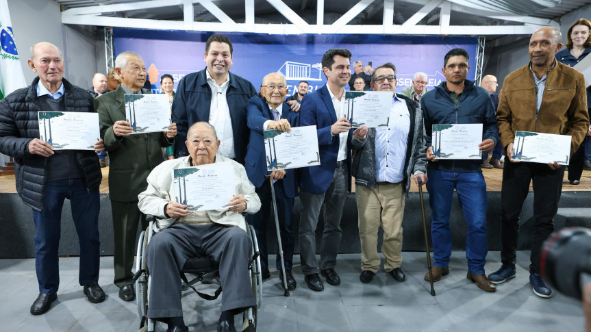 Durante a solenidade, Gugu Bueno prestou homenagens a personalidades e entidades com trajetória de destaque em Goioerê e região.