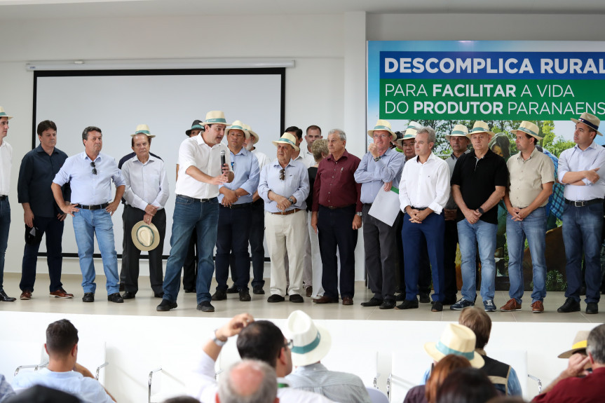 Governador Ratinho Júnior fala sobre a autorização que os deputados deram para empréstimo que garante obras de infraestrutura, melhorias nas estradas rurais, apoio às cadeias produtivas e saneamento básico rural.
