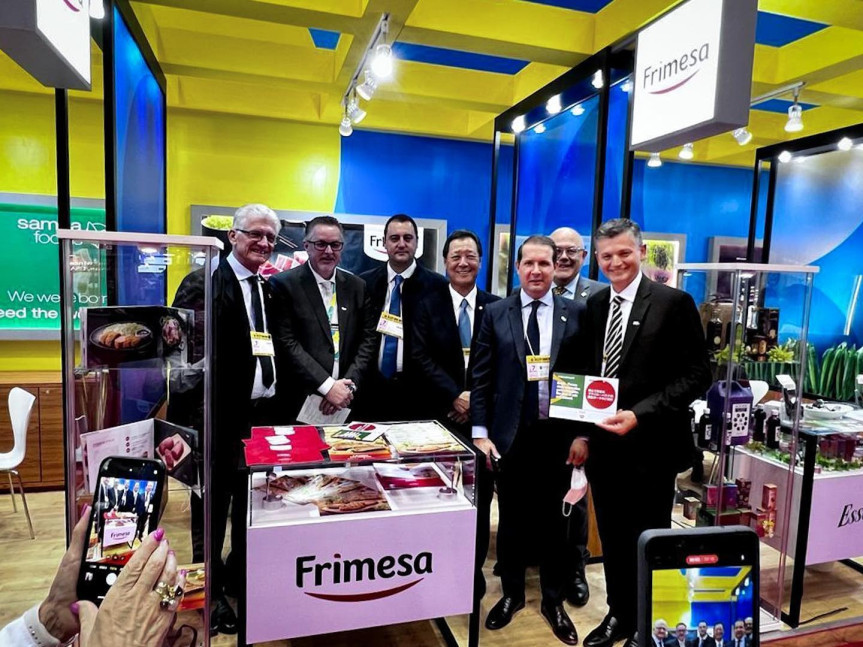 O lado do governador Ratinho Junior e demais membros da comitiva paranaense, Micheletto participou da feira Foodex Japan 2023, no Makuhari Messe International Convention Complex Chiba, em Tóquio.