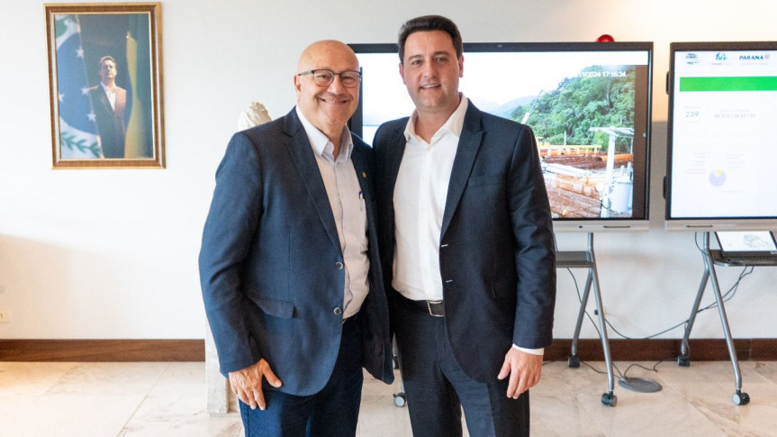 O deputado Luiz Claudio Romanelli (PSD) ao lado do governador Carlos Massa Ratinho Junior (PSD).