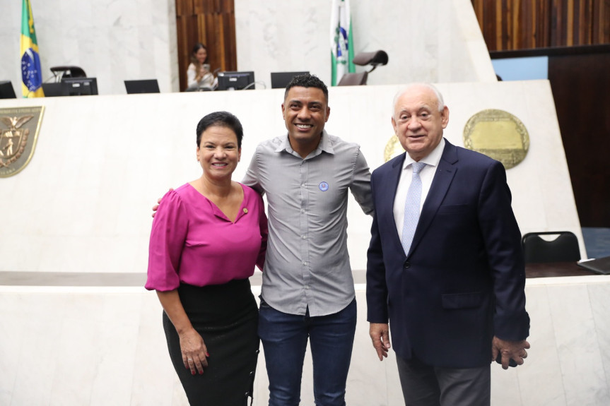 O ex-craque do Athletico Kleberson ao lado da deputada Marli Paulino e do presidente da Casa, deputado Ademar Traiano.