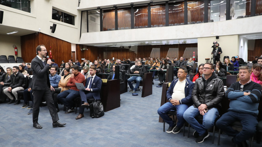 A iniciativa foi voltada à capacitação de servidores da Alep, representantes de câmaras municipais, estu-dantes e cidadãos interessados em entender os princípios, as normas e as etapas que compõem o pro-cesso legislativo.