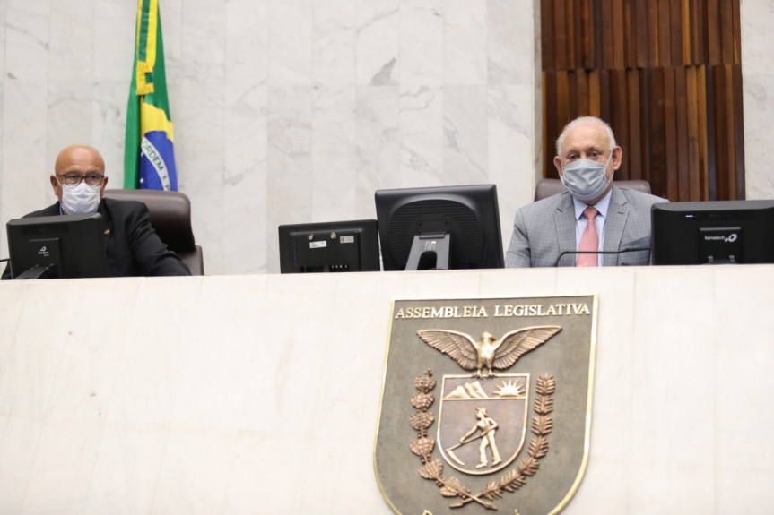 Deputado Luiz Claudio Romanelli (PSB), primeiro secretário, e o deputado Ademar Traiano (PSDB), presidente da Assembleia Legislativa, durante sessão desta quarta-feira (03).