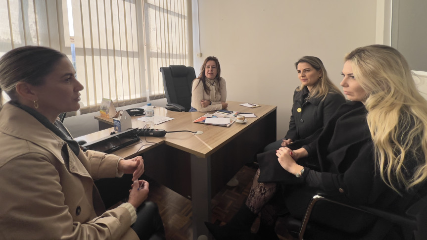 Reunião da vereadora de Maringá Majorie Catherine Capdeboscq (PP) com servidoras da Escola do Legislativo.
