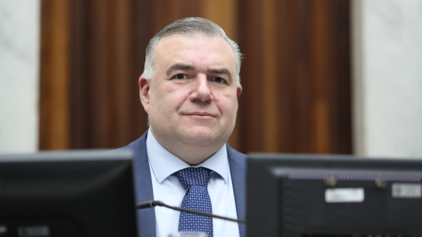 O deputado Ney Leprevost (União) assina a proposição ao lado do presidente da Assembleia, deputado Alexandre Curi (PSD).