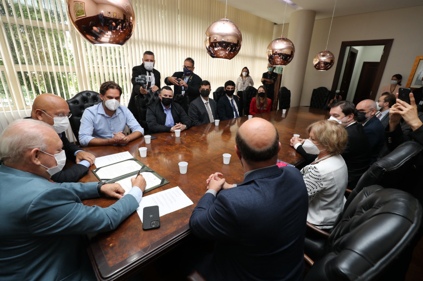 Assembleia Legislativa assina termo de Cooperação Técnica com a UFPR para o desenvolvimento do Laboratório de Práticas Legislativas.