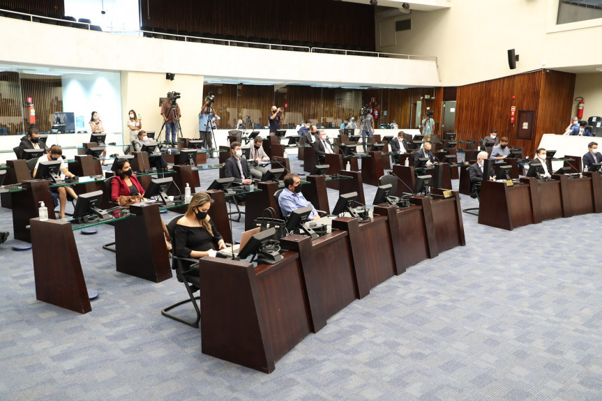 Dúvidas e críticas dos deputados foram apresentadas durante a audiência púbica na Assembleia Legislativa para apresentar a proposta das novas concessões no Paraná.