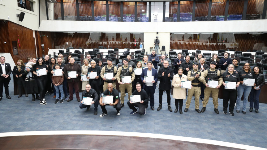 Os policiais receberam certificado de Menção Honrosa no Plenário.