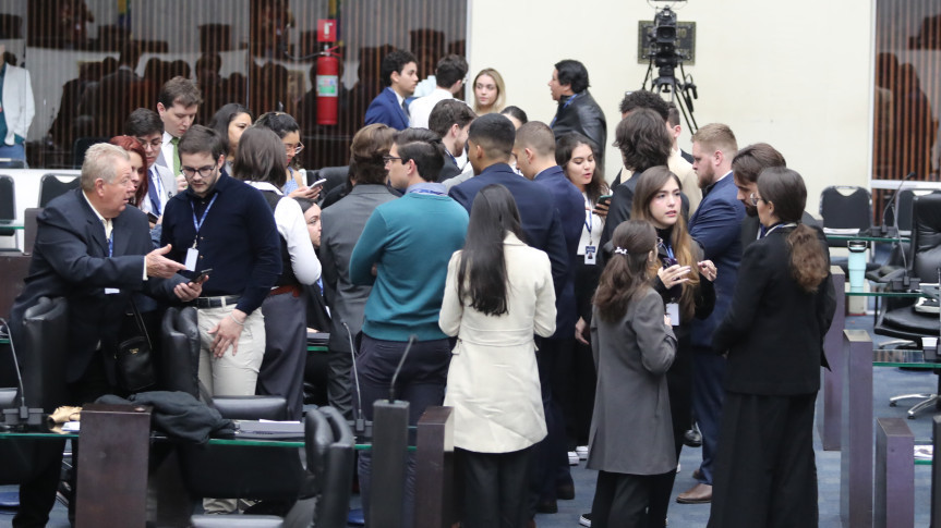 Ao longo desta sexta-feira (18), deputados universitários articularam a definição dos blocos parlamentares da 6ª edição do Parlamento Universitário.