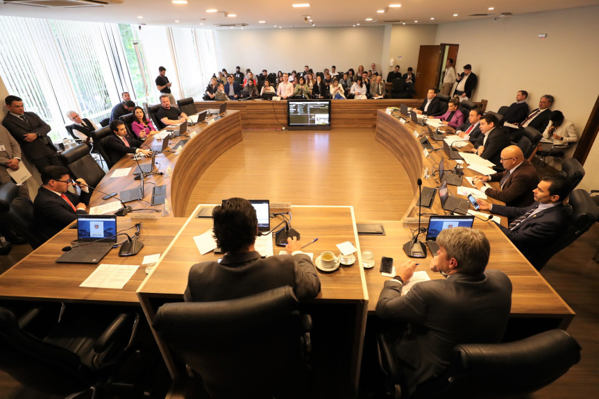 Reunião ocorreu no início da tarde desta terça-feira (10), no Auditório Legislativo.