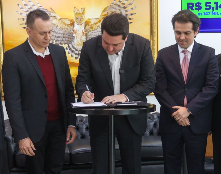 (Esq. p/ dir.) O prefeito de Salgado Filho, Vomar Duarte, o governador Ratinho Junior e o deputado Luia Fernando Guerra, no ato da assinatura do convênio.