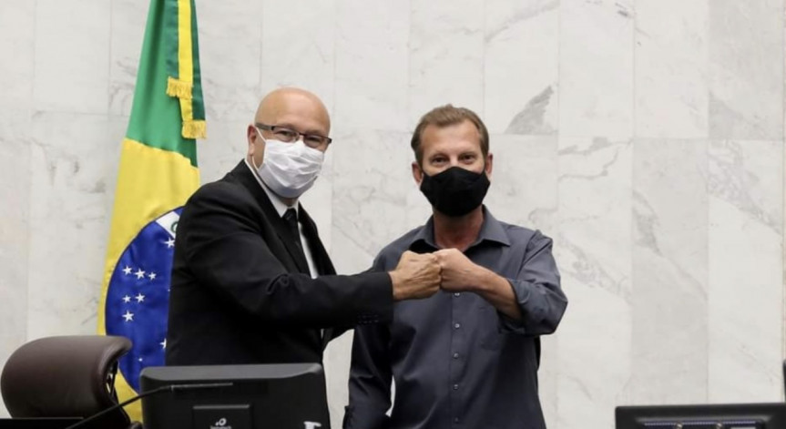 O deputado Luiz Claudio Romanelli (PSB) com o vereador Mauro Ignácio (DEM) que propôsoção de apoio à Frente Parlamentar sobre o Pedágio
