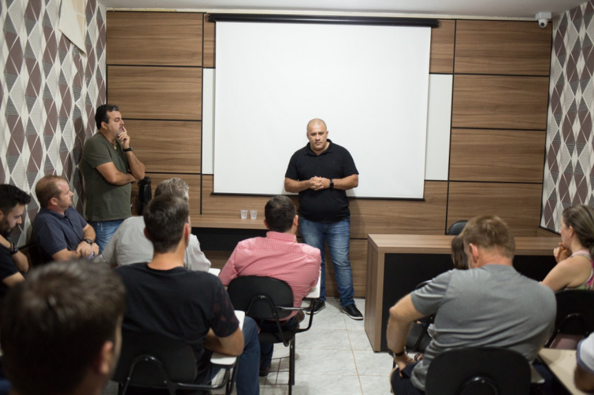 Reunião realizada pelo Soldado Fruet na Associação Comercial e Empresarial de São Miguel do Iguaçu, em 26/09/2019, com moradores e empresários contrários à instalação da Casa de Custódia.
